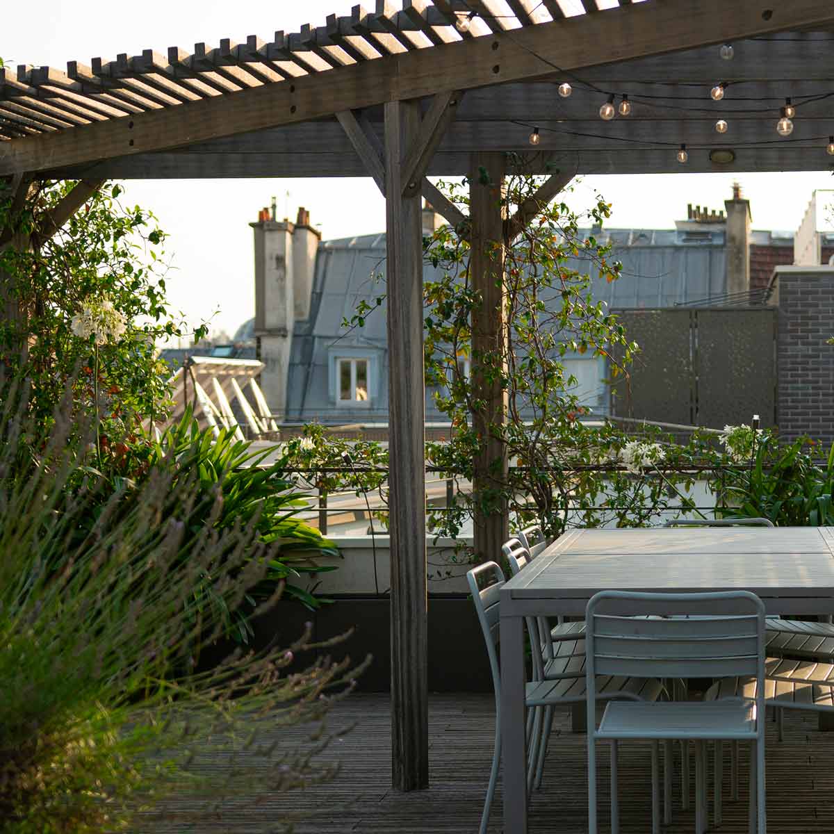 CRéations-paysagère-sur-une-terrasse-parisienne-avec-pergola-en-bois